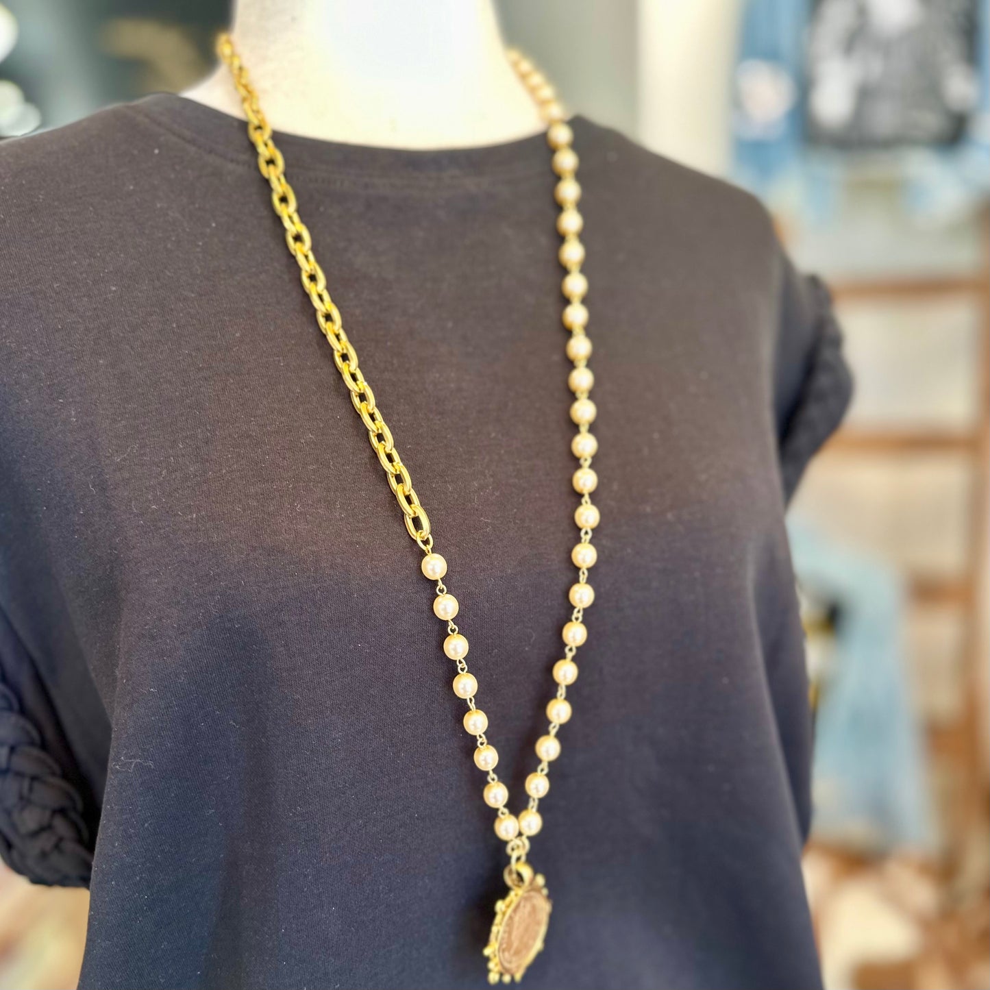 Queen Elizabeth II Pearl/Chain Necklace