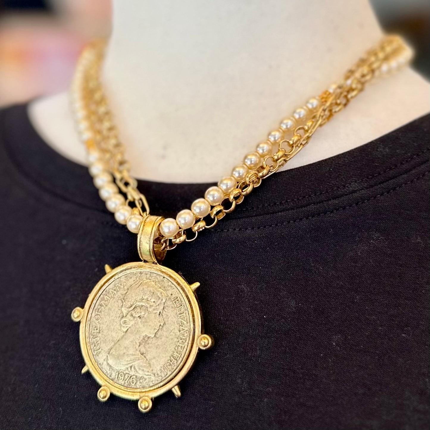 Elizabeth II- Layered Pearl Necklace