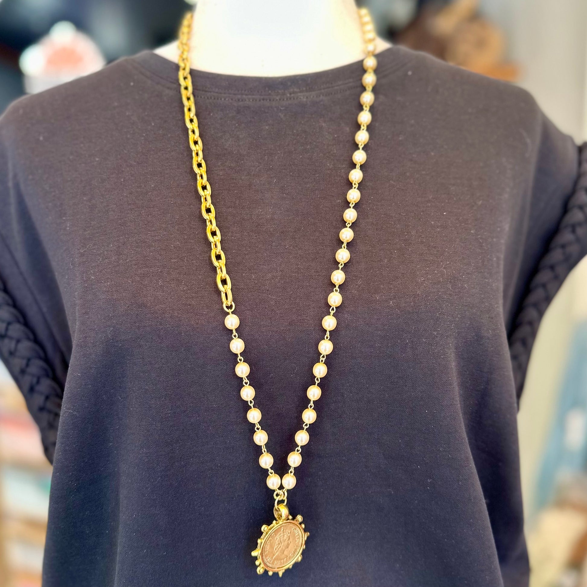 Princess Queen Chain Queen Elizabeth II Pearl/Chain Necklace – Spence & Lane Boutique
