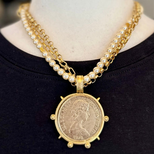 Elizabeth II- Layered Pearl Necklace